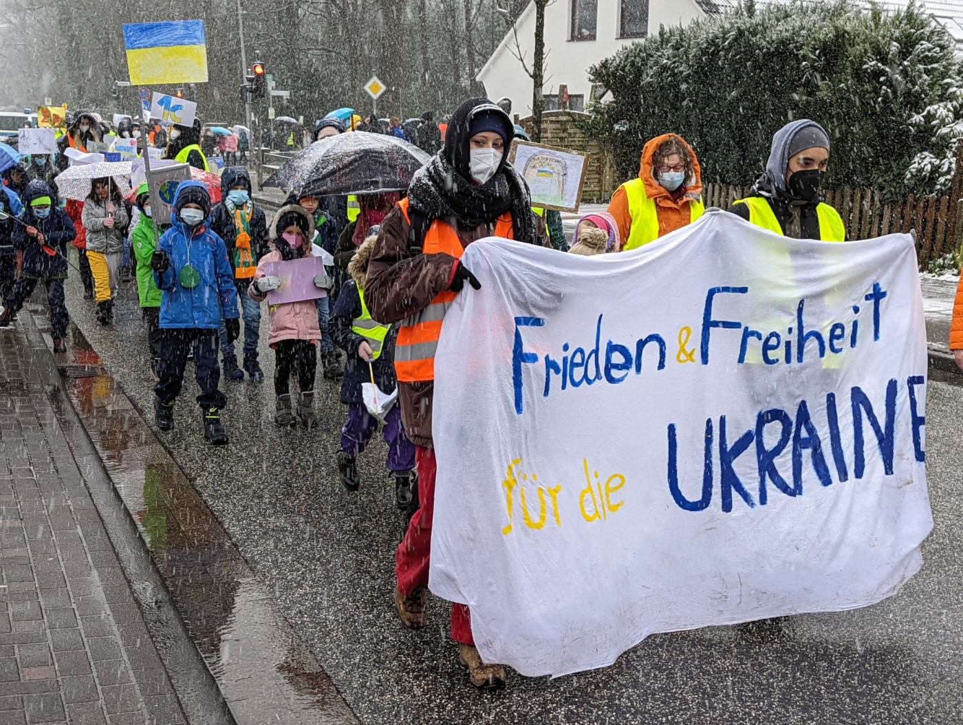 "Frieden und Freiheit für die Ukraine"
Demo von KGS und GS 