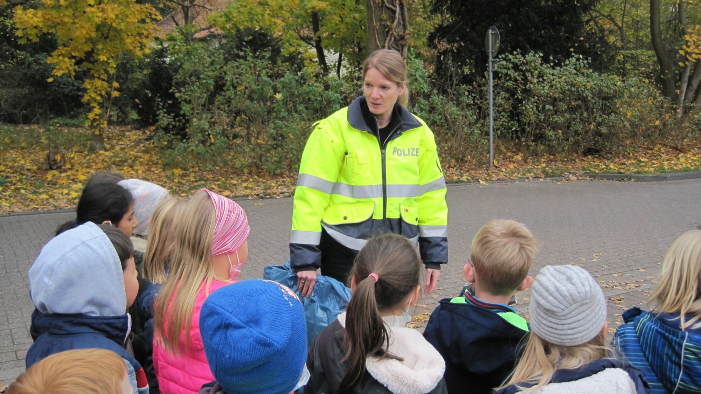 "Kleine Füße" zeigen den sicheren Schulweg