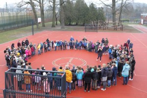 Peace-Zeichen auf dem Schulhof als Zeichen der Solidarität